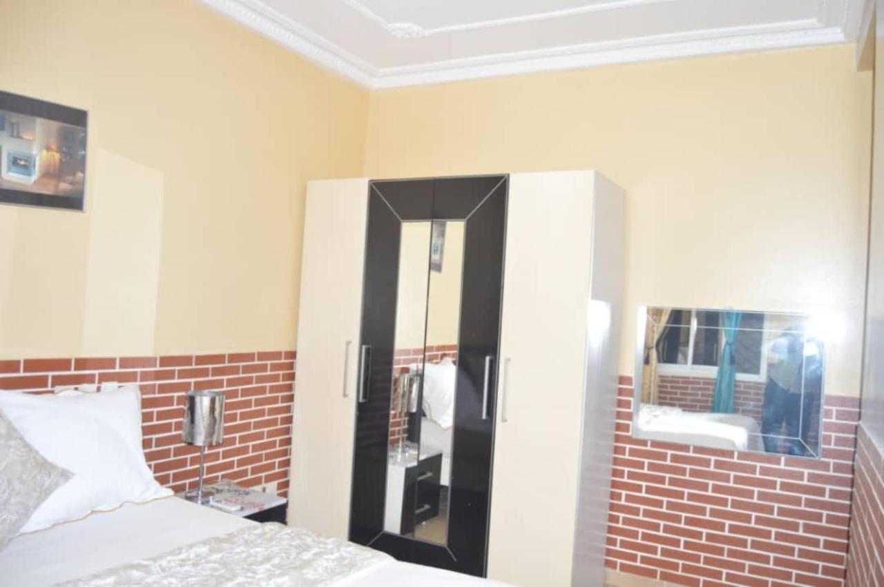 Residence Hoteliere Borel Denver 두알라 외부 사진