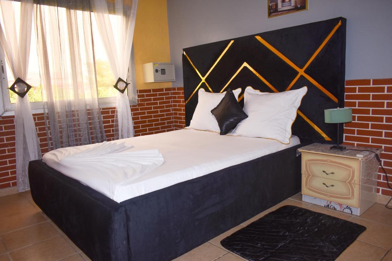 Residence Hoteliere Borel Denver 두알라 외부 사진